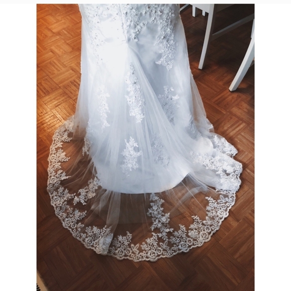 Elegant White Lace Off-Shoulder Dress - Picture 11 of 13